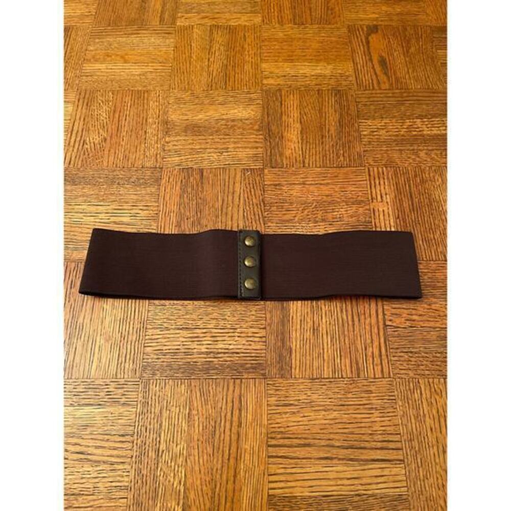 Brown elastic 3 button belt